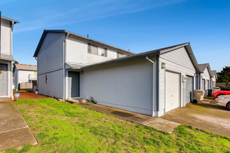 Meadow Green Townhomes in Albany, OR - Building Photo - Building Photo