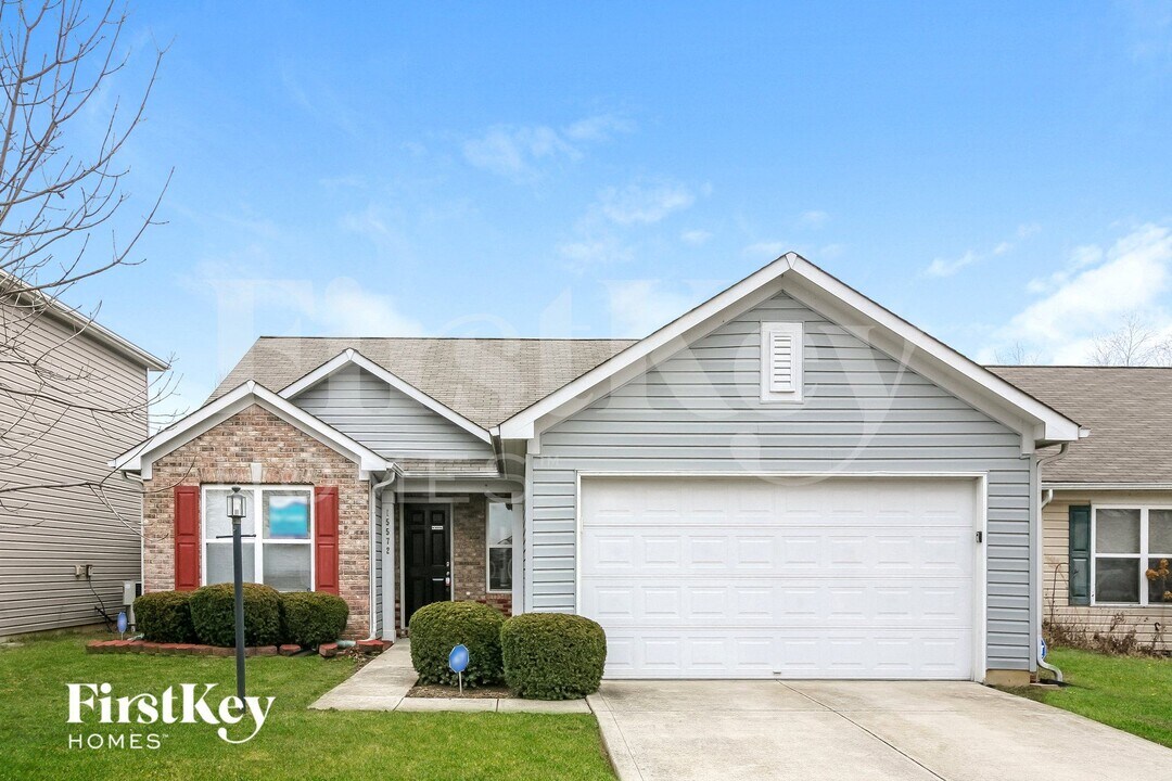 15572 Dry Creek Rd in Noblesville, IN - Foto de edificio