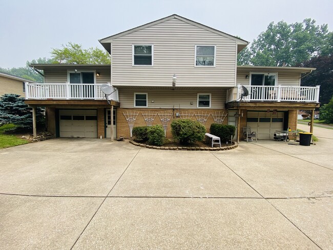 1827 Thackeray Ave NW, Unit 1827 in Massillon, OH - Foto de edificio - Building Photo