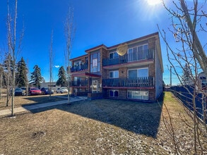 Ridgewood in Edmonton, AB - Building Photo - Building Photo