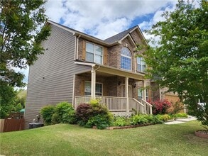 950 Rockbass Rd in Suwanee, GA - Foto de edificio - Building Photo