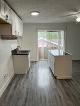 423 E 82nd St, Unit #3 in Los Angeles, CA - Building Photo - Building Photo