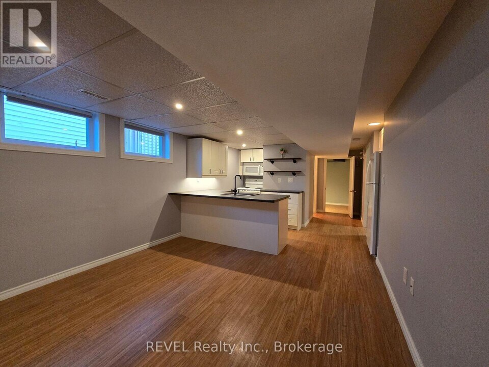 33 Dundas Crescent in St Catharines, ON - Building Photo