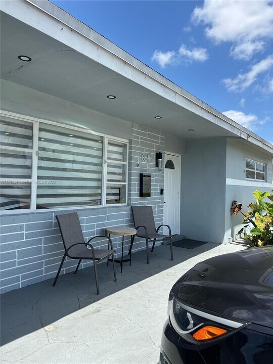 8611 NW 26th St in Sunrise, FL - Building Photo