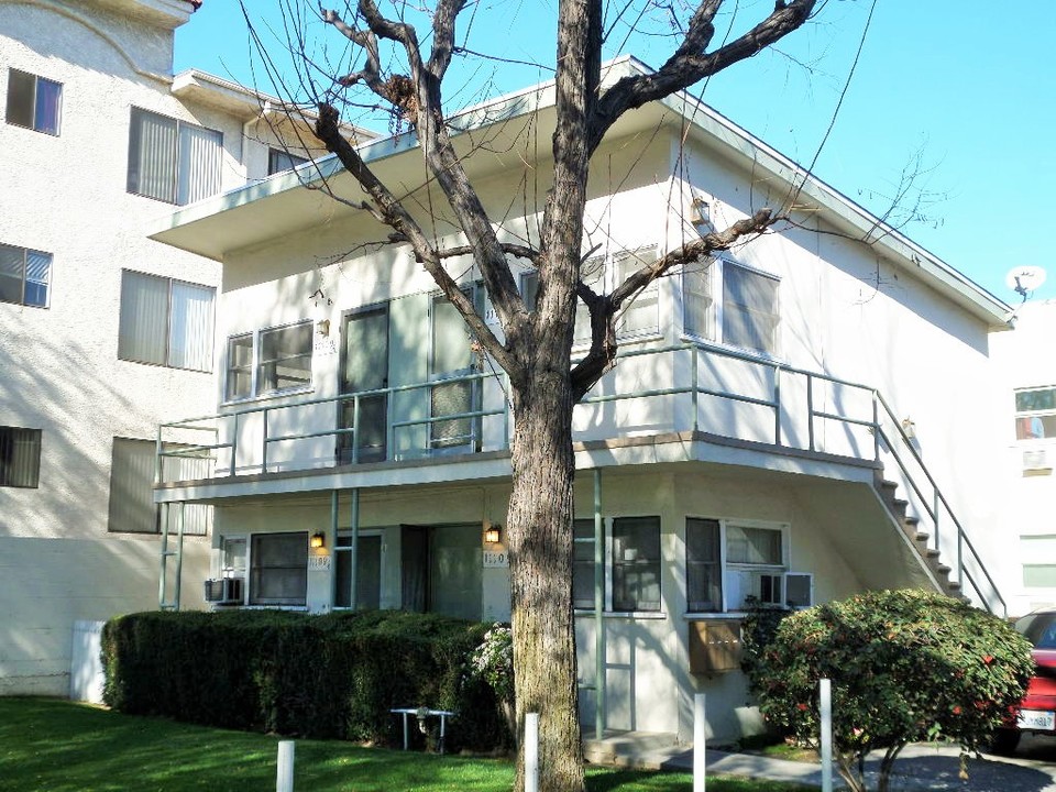 11109 1/4 Camarillo St in Los Angeles, CA - Building Photo