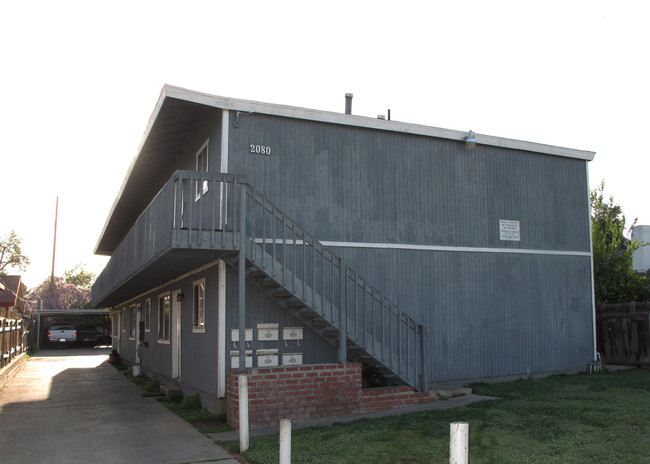 2080 Raymond Ave in Altadena, CA - Foto de edificio - Building Photo