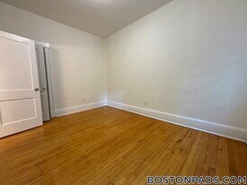 17 Fairbanks St, Unit 11 in Brookline, MA - Building Photo