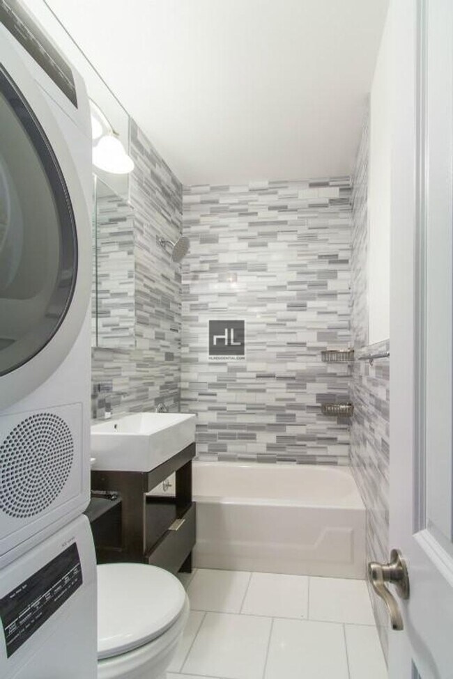 232 Elizabeth St in New York, NY - Building Photo - Building Photo