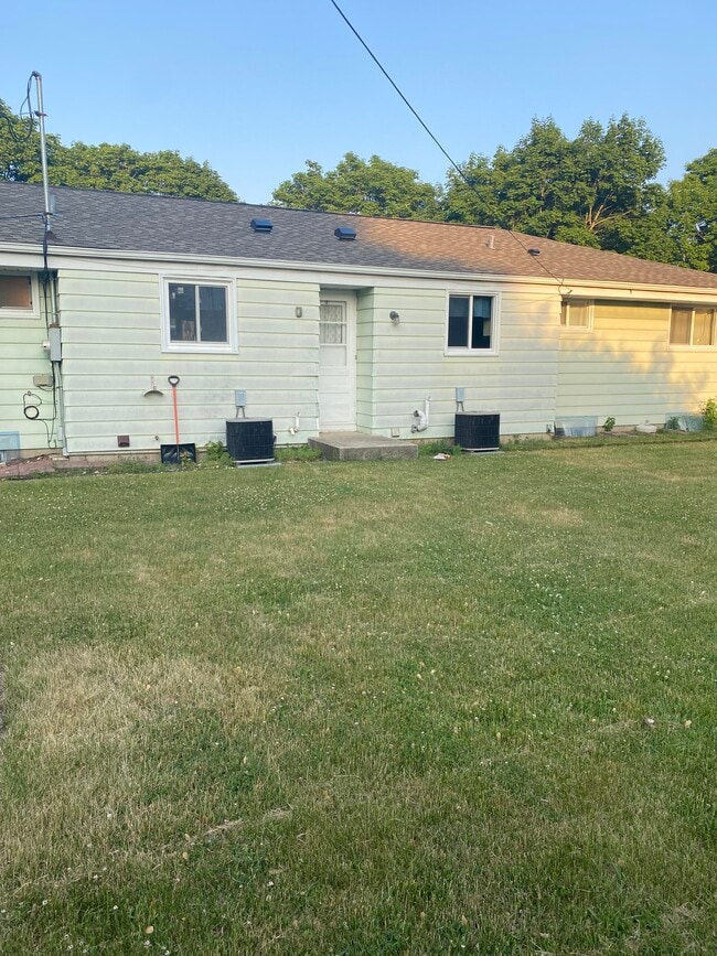 326 Born Pl, Unit 326 in Waukesha, WI - Building Photo - Building Photo