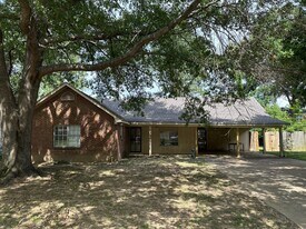 1390 Greenland Rd in Memphis, TN - Building Photo