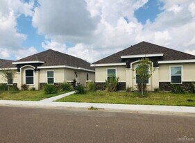 7 Teague Ave in Edinburg, TX - Building Photo