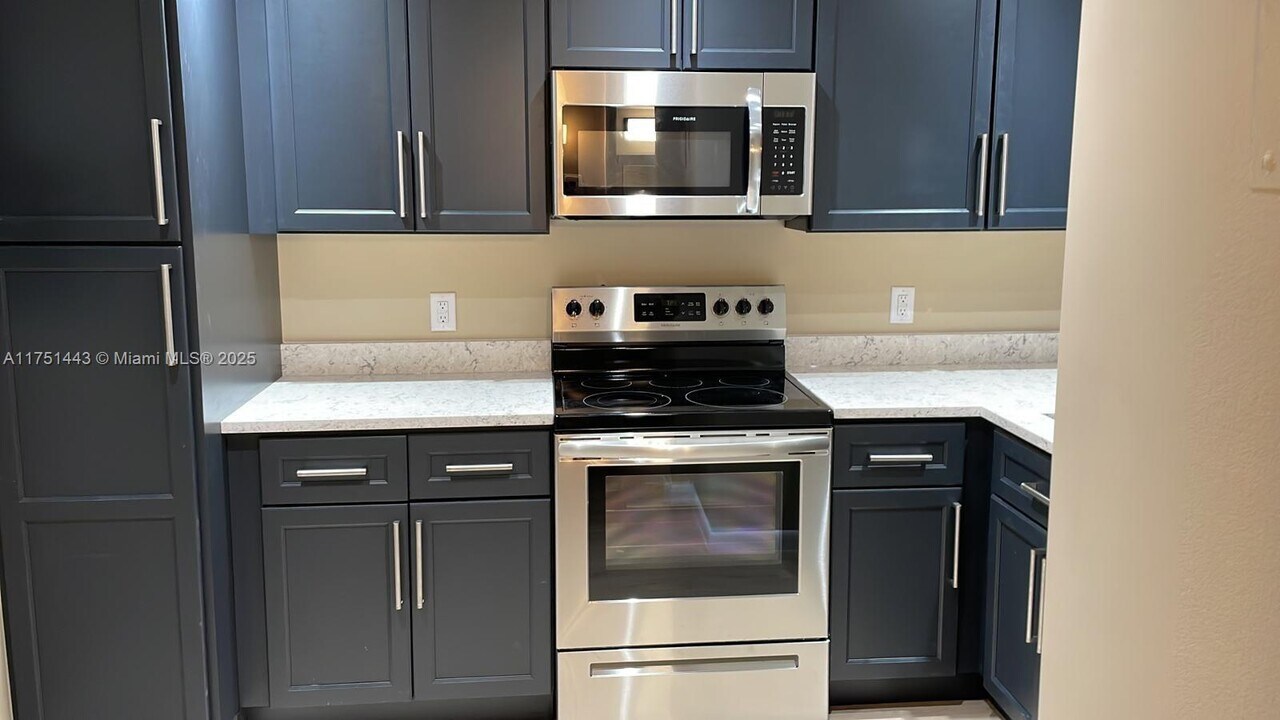 120 Royal Pk Dr in Oakland Park, FL - Building Photo