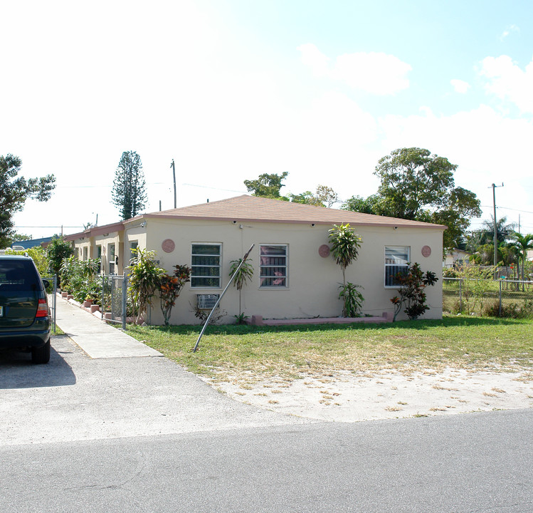 237 SW 13th St in Dania Beach, FL - Building Photo