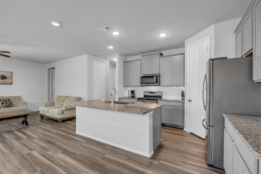 13313 Emerald Mallard Dr in Texas City, TX - Building Photo