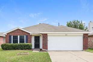 2029 Wildwood Dr in Forney, TX - Building Photo