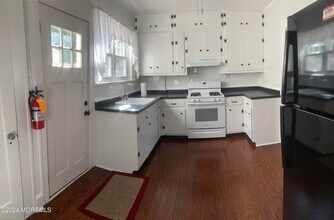 16 Norwood Ct in West Long Branch, NJ - Foto de edificio - Building Photo