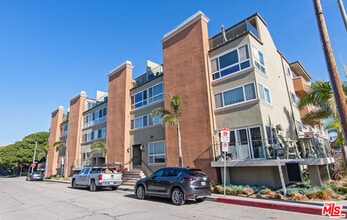 6400 Pacific Ave in Playa Del Rey, CA - Foto de edificio - Building Photo