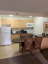 229 Paoakalani Ave in Honolulu, HI - Building Photo