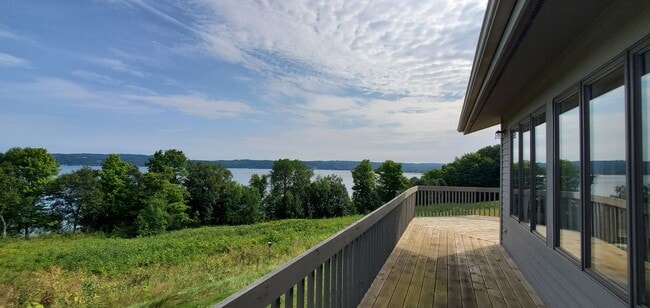 6390 E Ridge Dr in Benzonia, MI - Building Photo - Building Photo