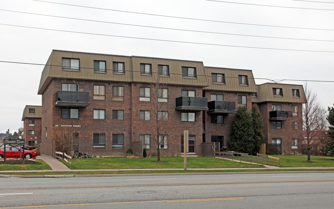 Taunton Court in Oshawa, ON - Building Photo