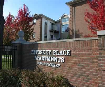 Petoskey Place in Detroit, MI - Foto de edificio