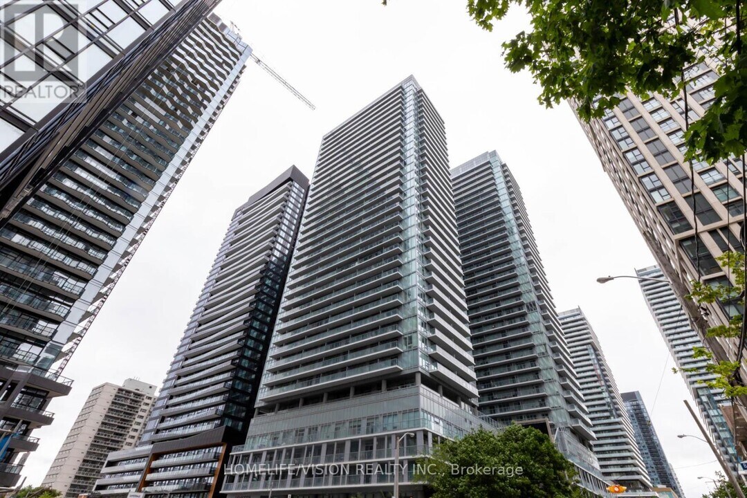 99-2499 Broadway Ave in Toronto, ON - Building Photo