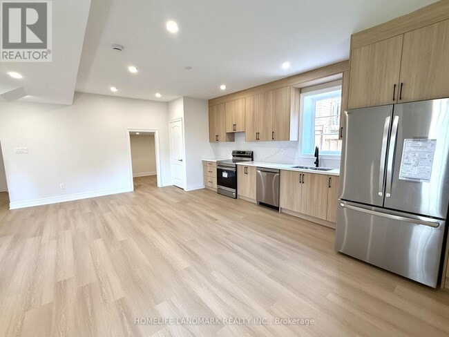 104 Mitchell Pl in Newmarket, ON - Building Photo - Building Photo