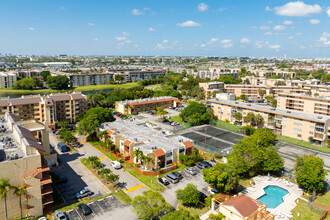 Pine Lake Village in Miami, FL - Foto de edificio - Building Photo