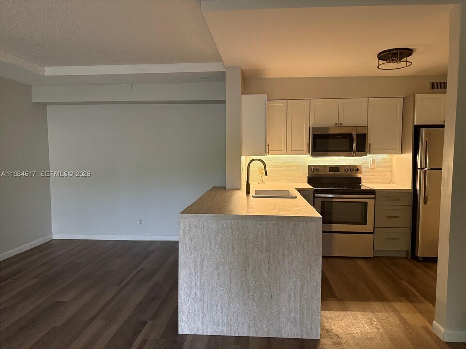 3001 N Oakland Forest Dr in Oakland Park, FL - Building Photo