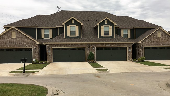 Villas at Stonebridge in Owasso, OK - Building Photo - Building Photo