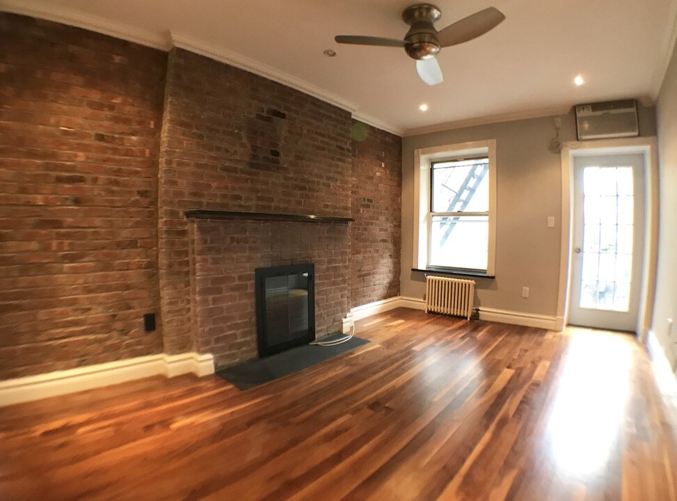 564 Hudson St in New York, NY - Building Photo