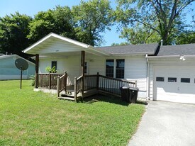 204 Dyer Dr in Waynesville, MO - Building Photo