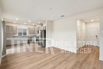 3867 Roseparke Way in Sacramento, CA - Building Photo - Building Photo