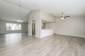 10142 Bannister St in Spring Hill, FL - Foto de edificio - Building Photo