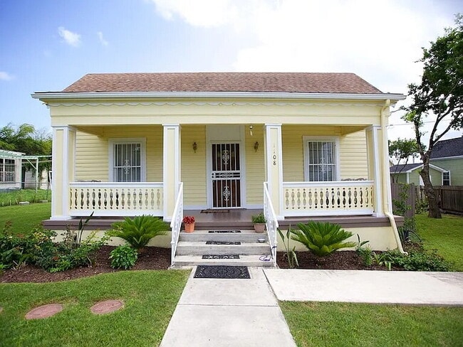 property at 1108 E Crockett St