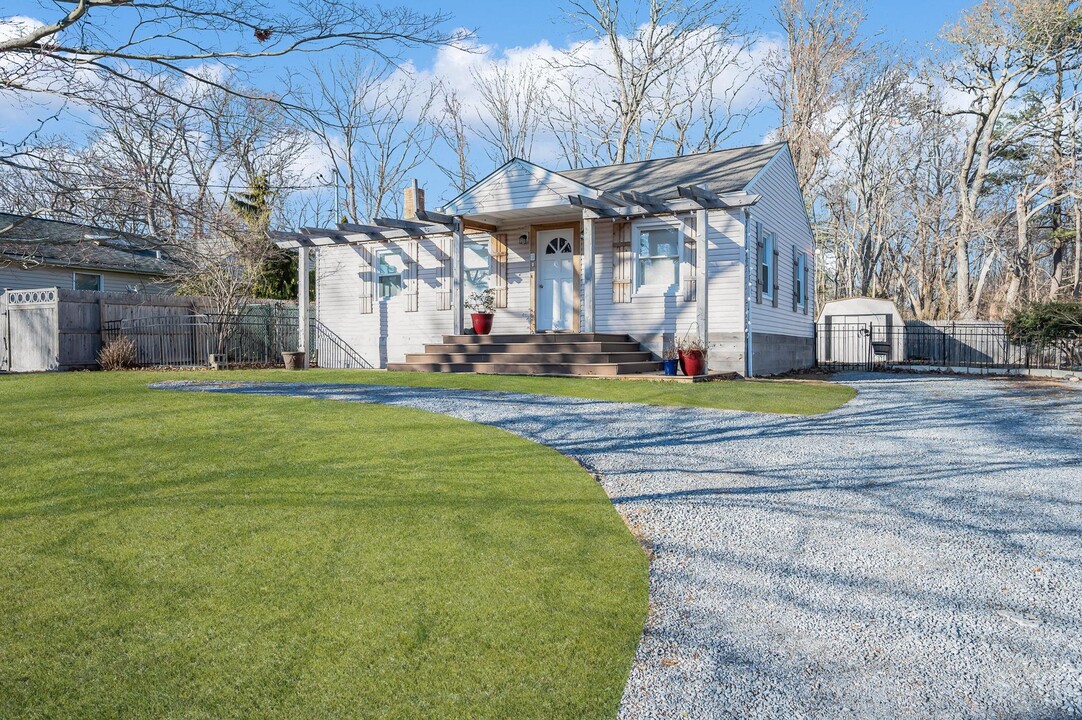 27 Cynthia Ln in Center Moriches, NY - Building Photo