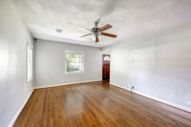 4909 Cedar St in Bellaire, TX - Building Photo - Building Photo