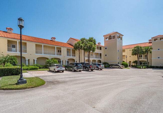 5060 Harmony Cir in Vero Beach, FL - Foto de edificio - Building Photo