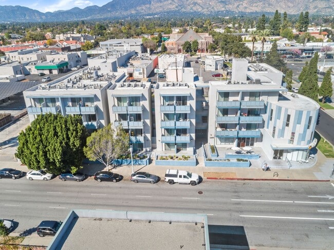Aqua Courtyard Suites in Pasadena, CA - Foto de edificio - Building Photo
