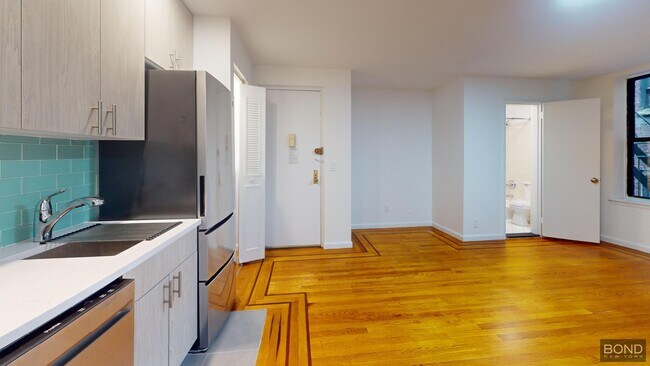 30 Charlton St in New York, NY - Building Photo - Building Photo