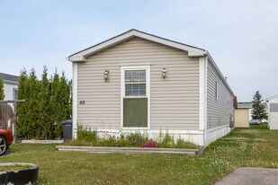 51 Ross St in Crossfield, AB - Building Photo