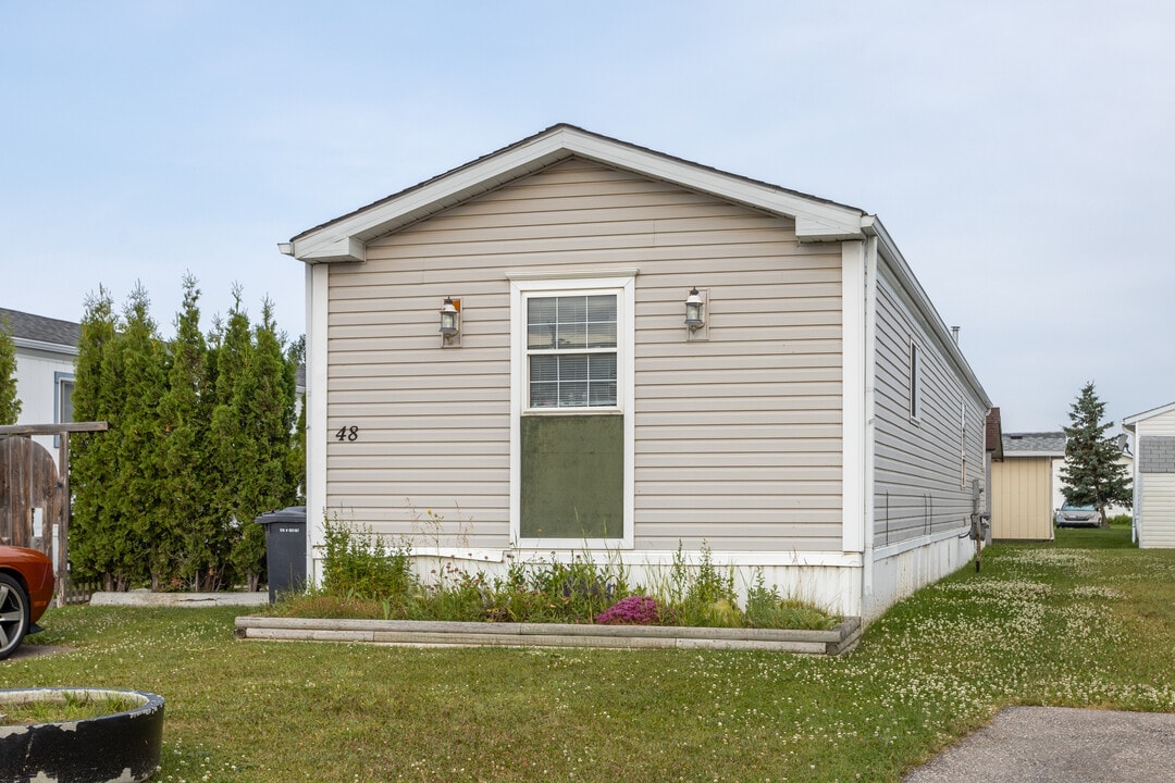 51 Ross St in Crossfield, AB - Building Photo