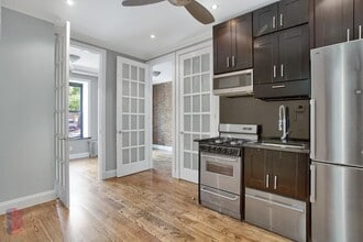 212 E 105th St in New York, NY - Foto de edificio - Building Photo