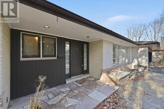 1087 Linbrook Rd in Oakville, ON - Building Photo - Building Photo