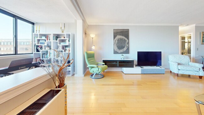 8 Whittier Pl in Boston, MA - Building Photo - Building Photo