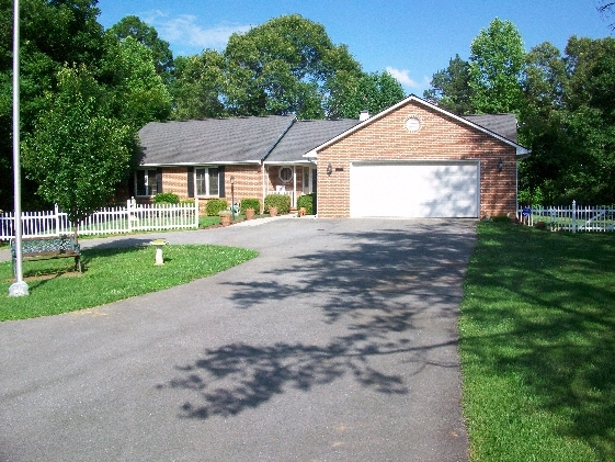 1103 Maple Tree Dr in Bedford, VA - Foto de edificio - Building Photo