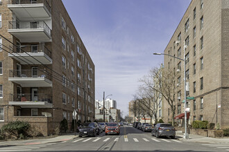 525 W 235th St in Bronx, NY - Foto de edificio - Building Photo