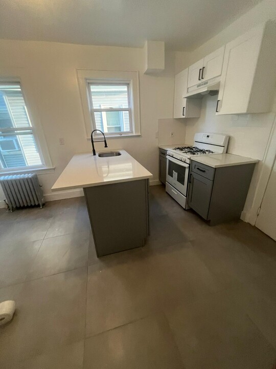 182 Chancellor Ave, Unit 3 in Newark, NJ - Building Photo