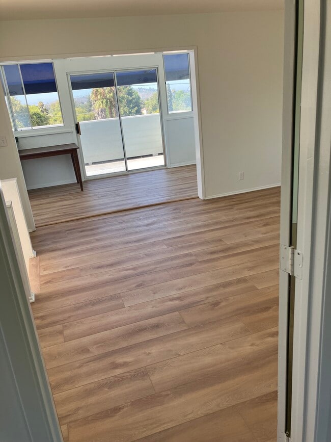 3067 Lucinda Ln, Unit Upstairs Duplex in Santa Barbara, CA - Foto de edificio - Building Photo