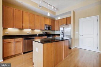 2720 S Arlington Mill Dr in Arlington, VA - Building Photo - Building Photo